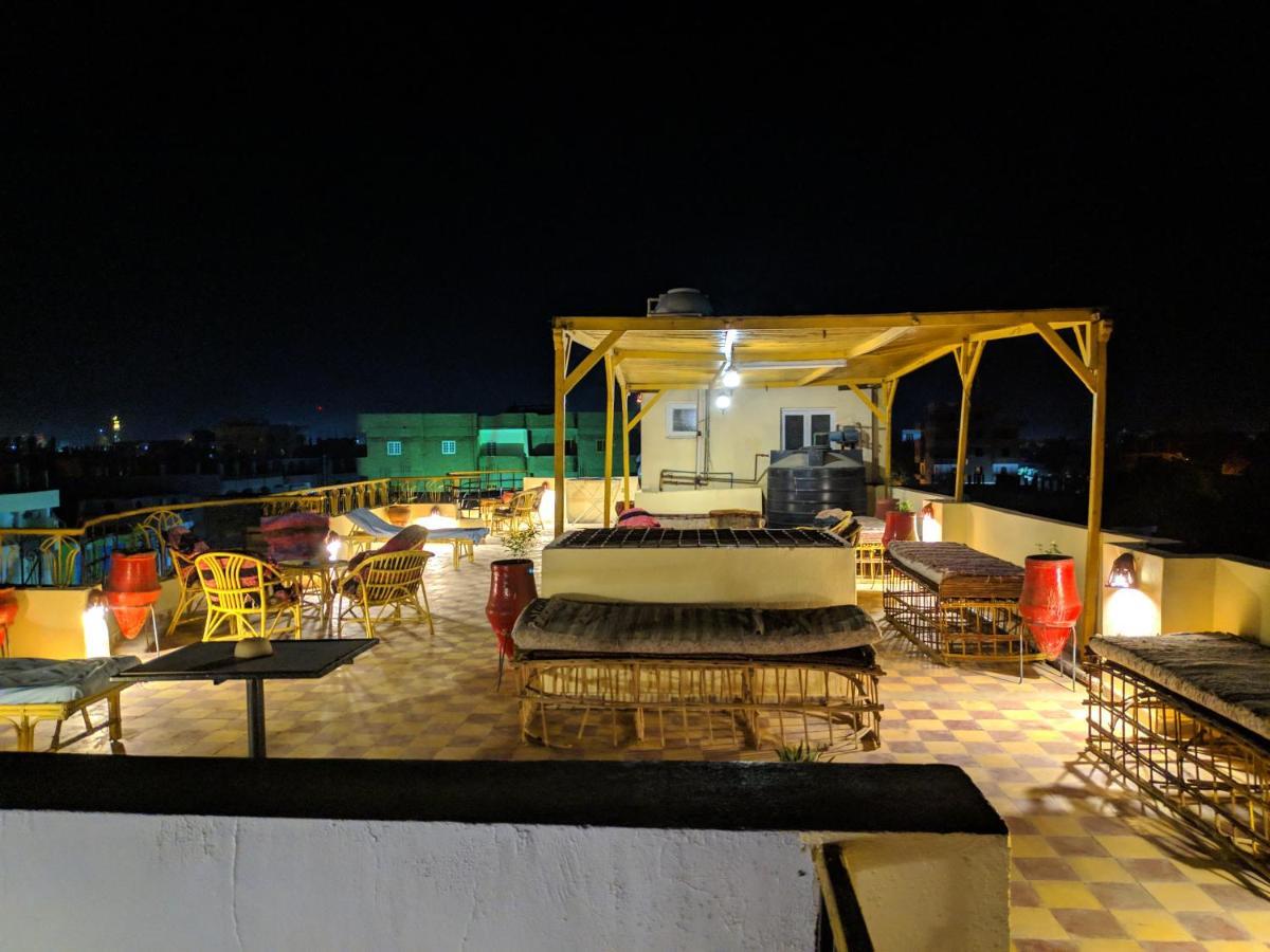 Elphardous Hotel Luxor Bagian luar foto