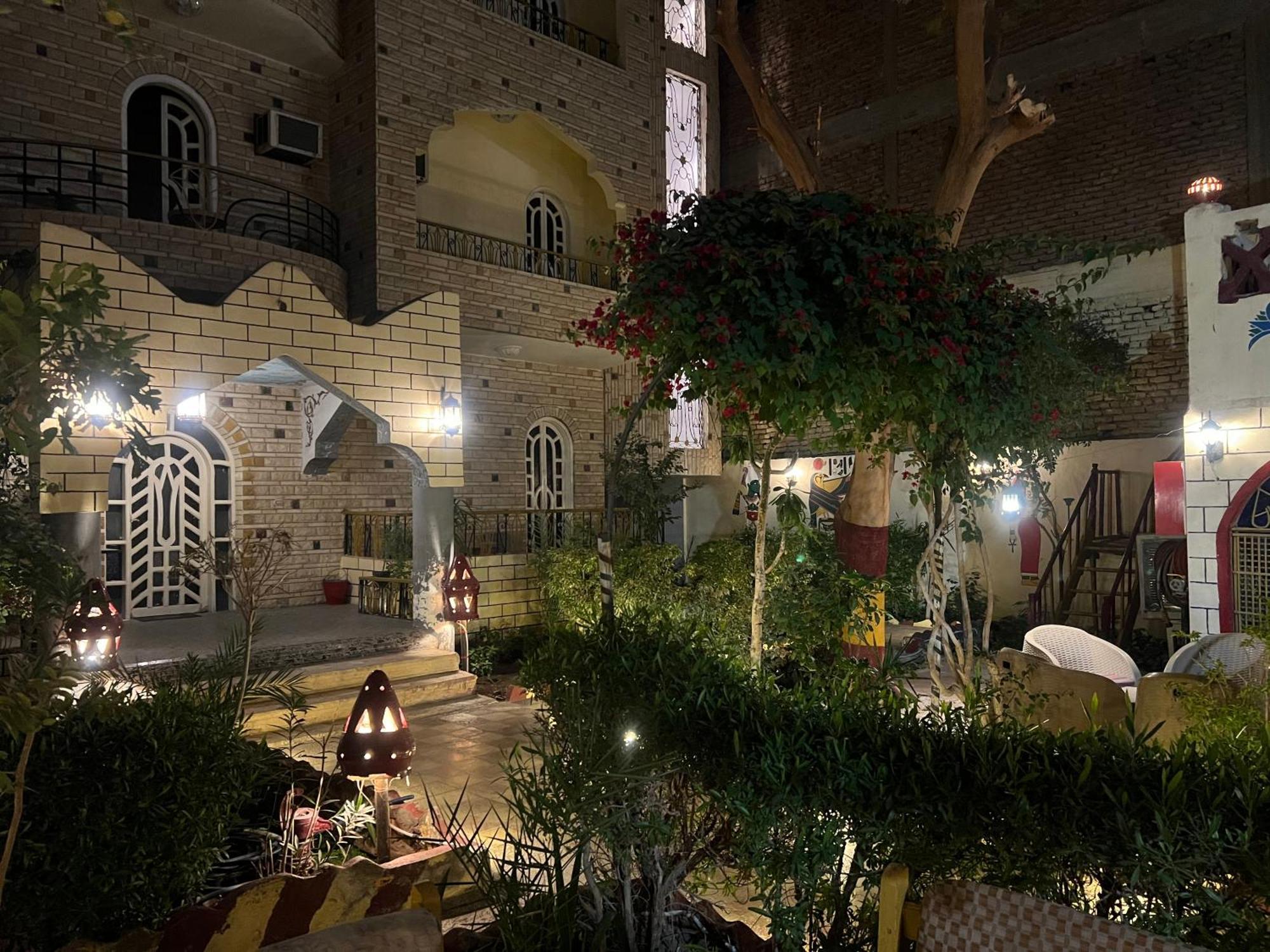 Elphardous Hotel Luxor Bagian luar foto
