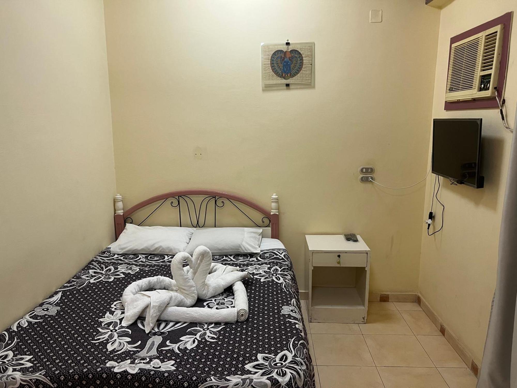 Elphardous Hotel Luxor Bagian luar foto