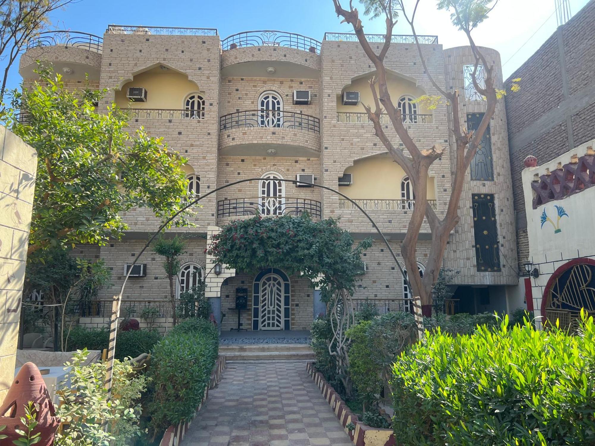 Elphardous Hotel Luxor Bagian luar foto