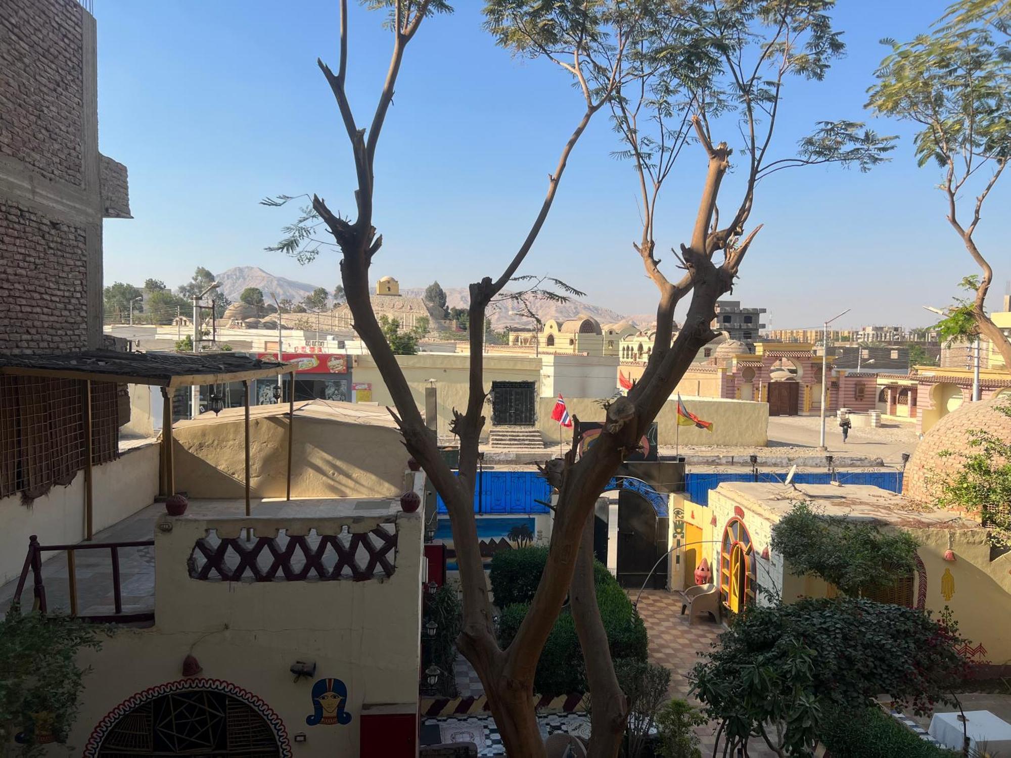 Elphardous Hotel Luxor Bagian luar foto