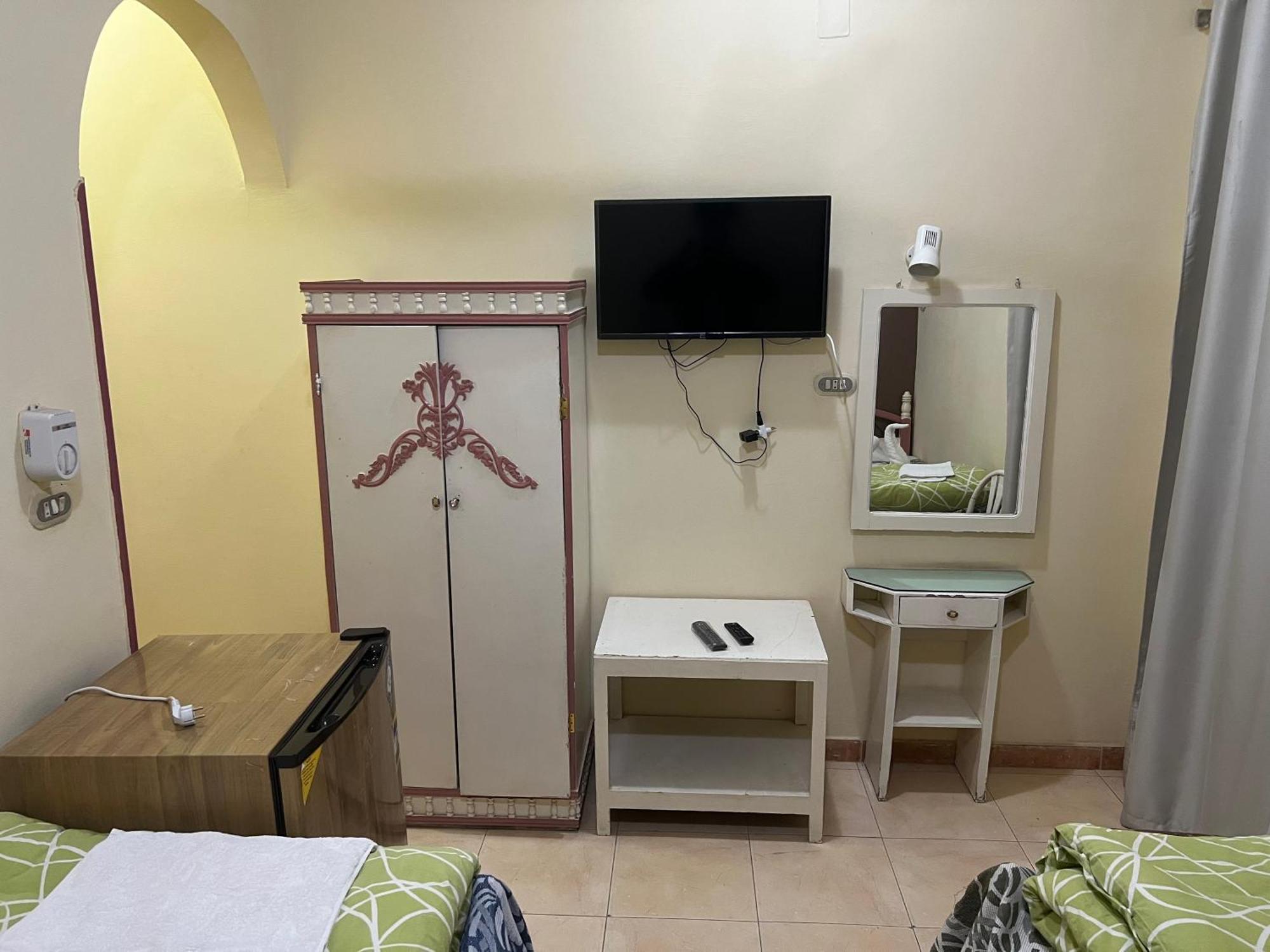 Elphardous Hotel Luxor Bagian luar foto
