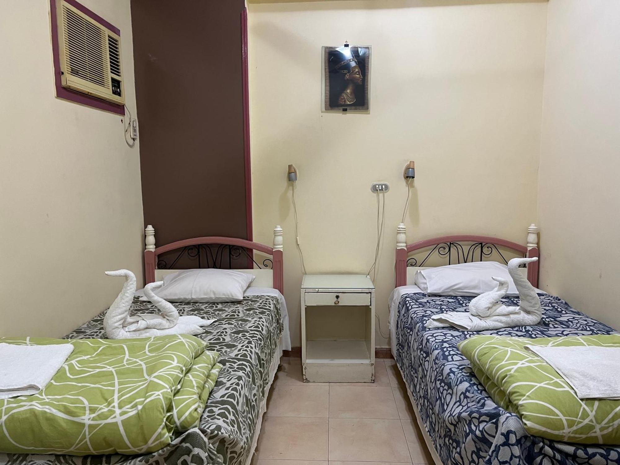 Elphardous Hotel Luxor Bagian luar foto