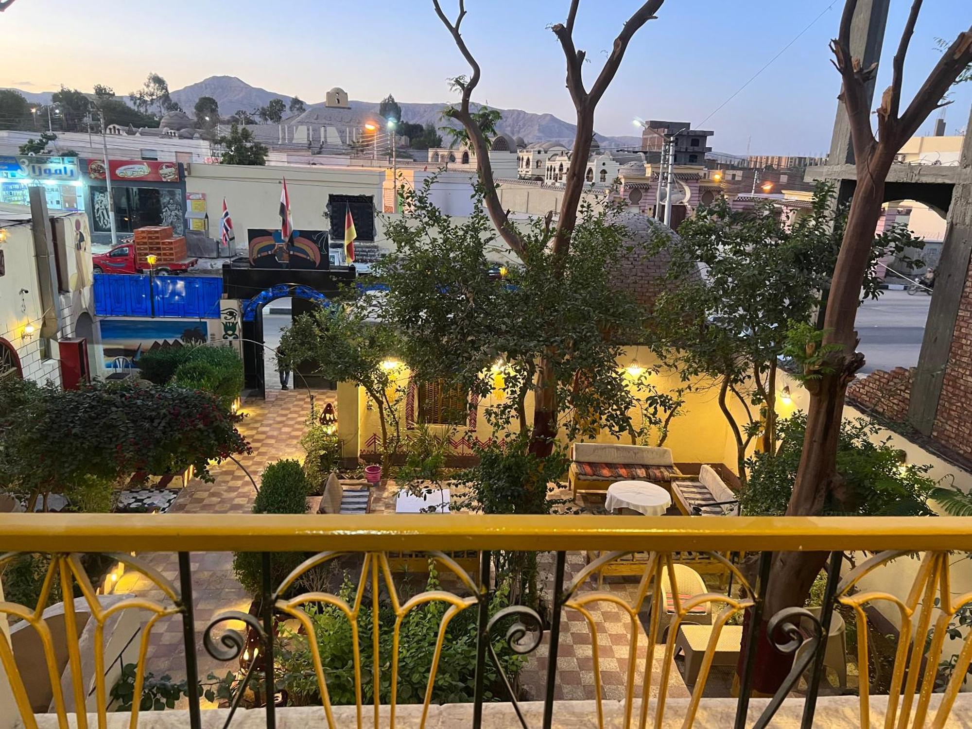 Elphardous Hotel Luxor Bagian luar foto