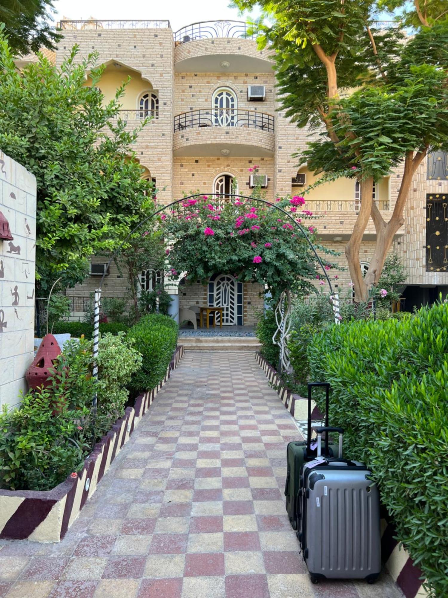 Elphardous Hotel Luxor Bagian luar foto